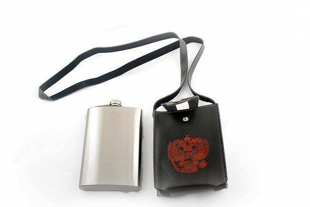 Фляга мет.в кож. чехле с гербом, черный